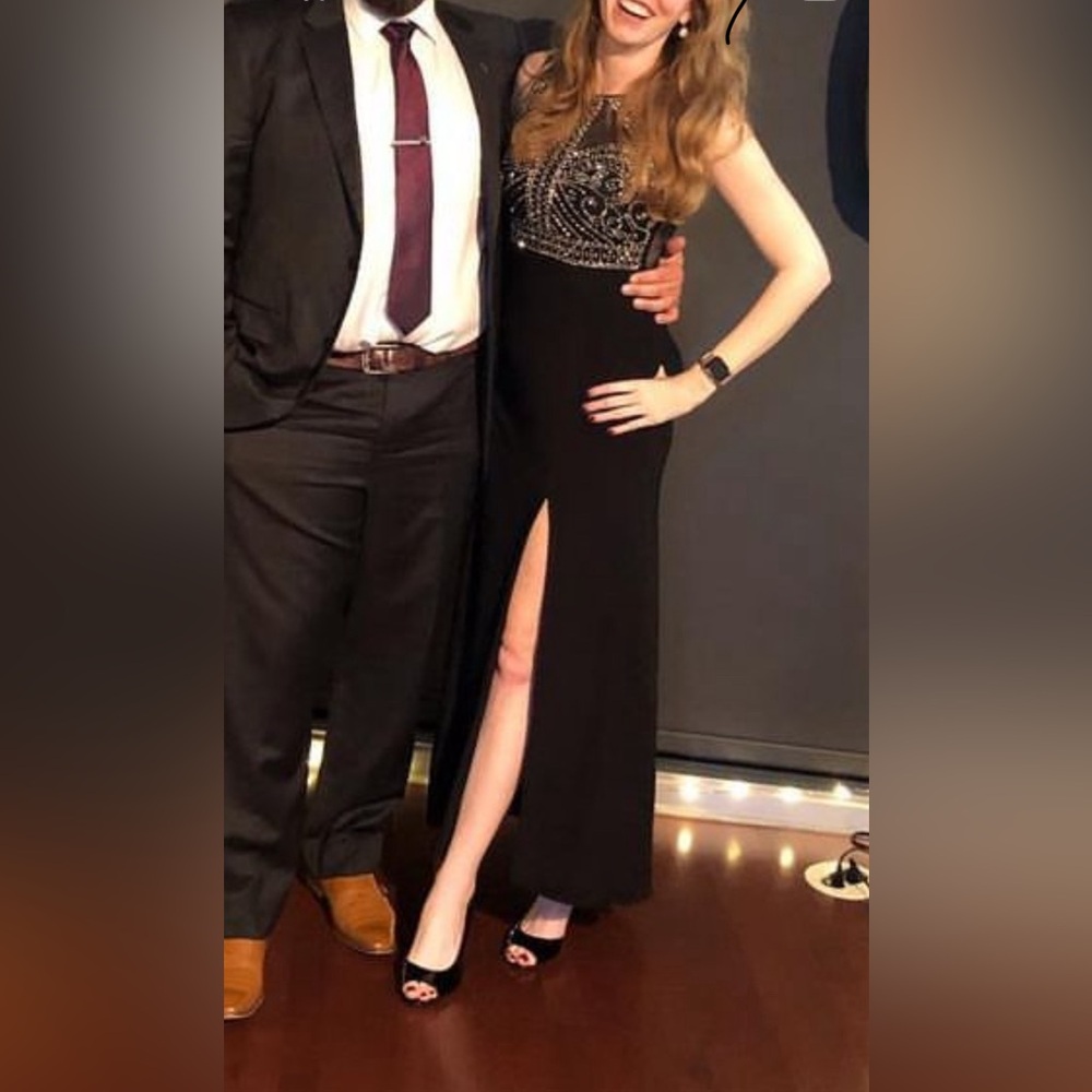 Women’s Gorgeous Beaded Evening Gown - 6P